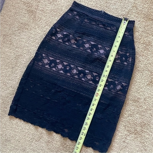 H&M lace midi pencil skirt. Small - Picture 7 of 13